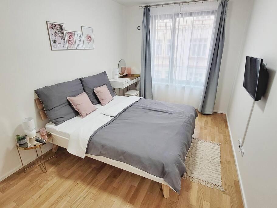 Newly Built Apartment With Balcony, Ac And Free Indoor Garage Prague Exterior photo