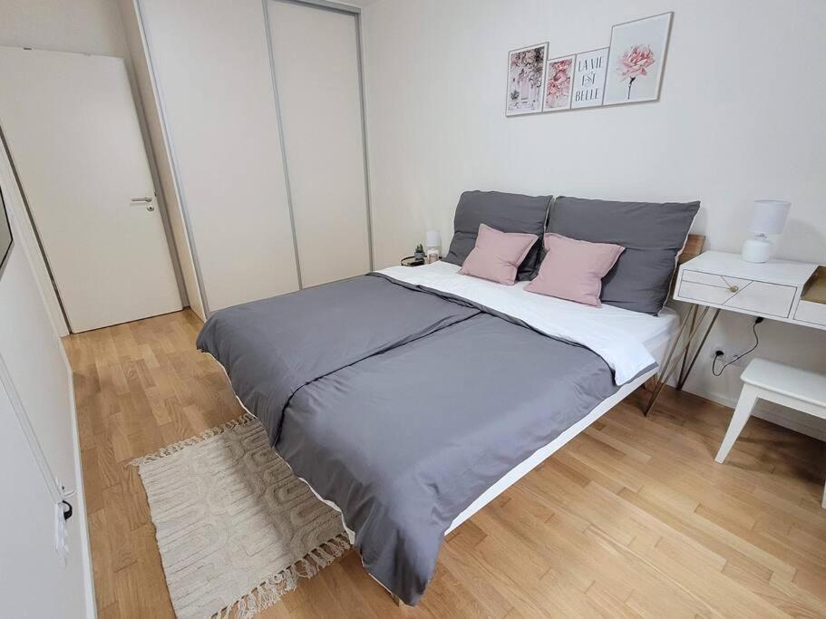 Newly Built Apartment With Balcony, Ac And Free Indoor Garage Prague Exterior photo